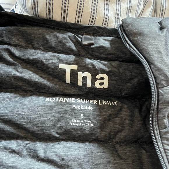 TNA Aritzia Botanie Little Puff Puffer Jacket Coat Light Grey - Picture 5 of 5